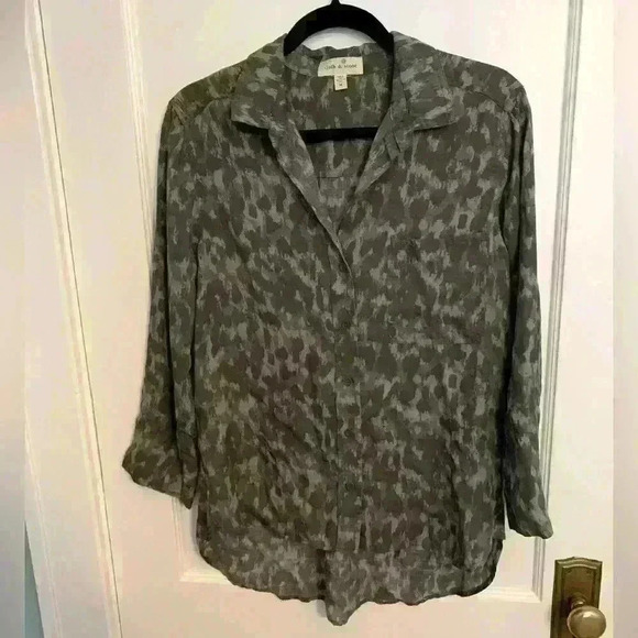 Cloth & Stone Button down Shirt Grey Animal Print Abstract Womens Size Medium - Picture 2 of 8